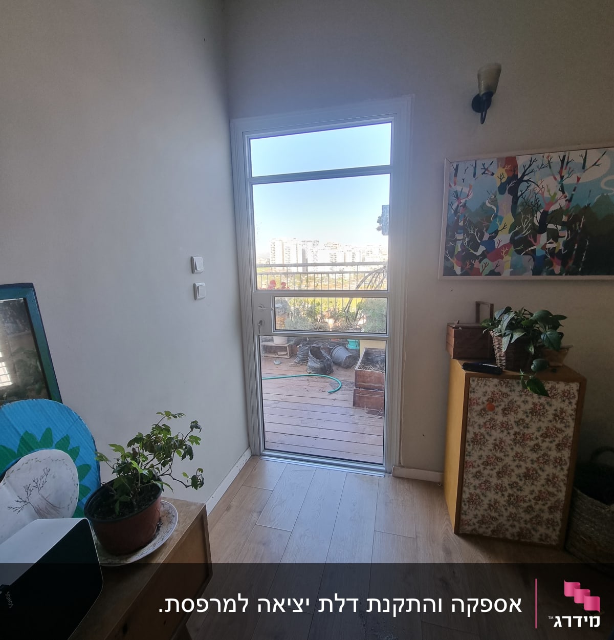 דלת אלומיניום עם חלון זכוכית מובילה למרפסת